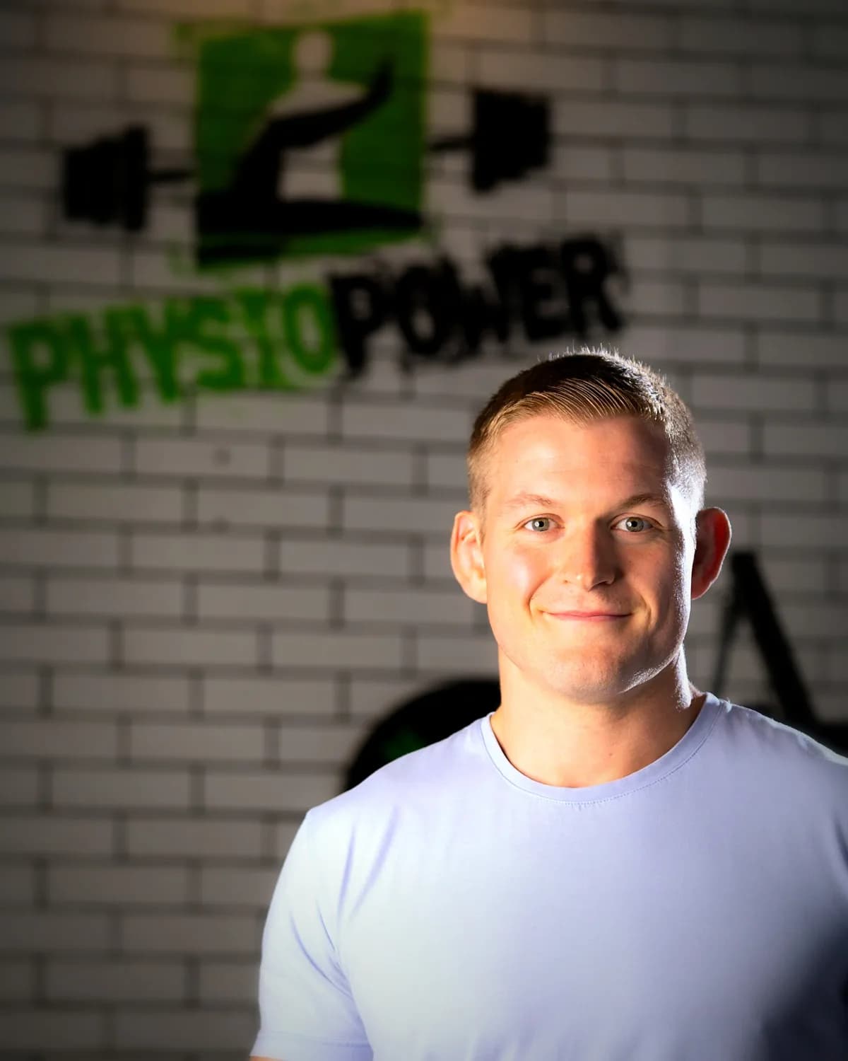 Martin Otto, Physiotherapeut, vor der PhysioPower-Logowand